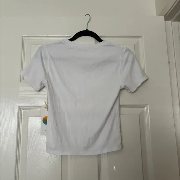 -NWT- VUORI POSE FITTED TEE IN WHT SZ S - Picture 4 of 4